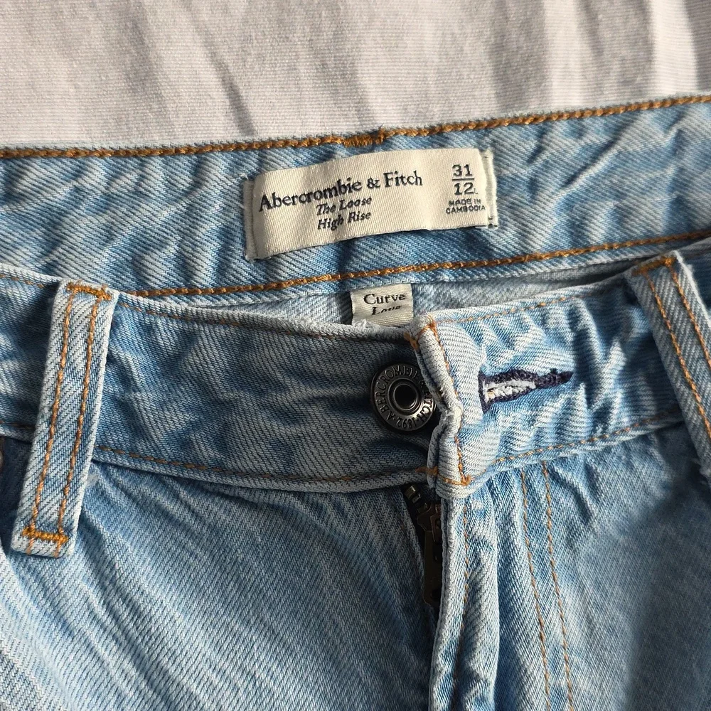 Abercrombie & FitchThe LooseHigh RiseLight WashSize 31/12L - Picture 3 of 6